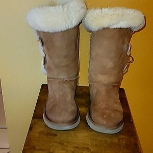 Uggs Bailey Button sz 8 Tan color